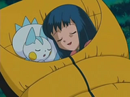 Dawn/Maya durmiendo con Pachirisu.