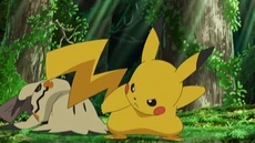 Mimikyu de Jessie con su disfraz roto tras recibir un ataque del Pikachu de Ash.