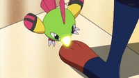 Natu usando picotazo contra el Cinderace de Goh.