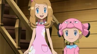 EP844 Gorro Snubbull.png (122 kB) Bonnie/Clem llevando su vestido de cocina de Snubbull con Serena.