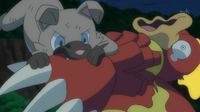 Rockruff de Ash usando mordisco contra un Magmar.