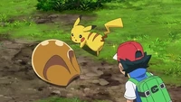 Ash y Pikachu junto a un Kabuto.
