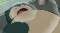 Un Snorlax usando ronquido.