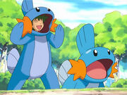 EP281 Mudkip y Nicolai disfrazado de Mudkip