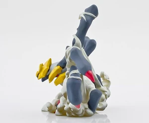 Figura de Giratina mirando a la izquierda