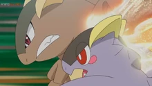 Mega-Kangaskhan de Ilima/Liam usando Puño incremento contra el Scizor.