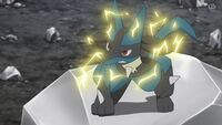 Lucario de Ash paralizado por el triataque de Mega-Alakazam.