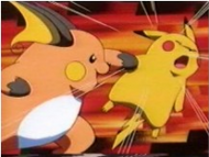 Raichu de Lt. Surge golpeando al Pikachu de Ash con megapuño.