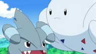 Togekiss regañando a Gible.