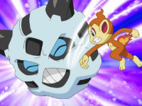 Chimchar de Ash usando arañazo sobre el Glalie de un cazador furtivo.