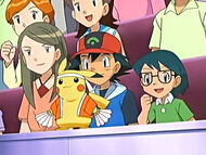 Yuma, Ash y Max en las gradas del concurso.