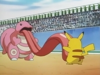 Lickitung de Jessie usando lengüetazo contra el Pikachu de Ash.