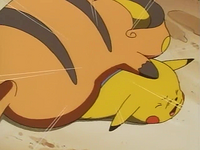 Raichu de Lt. Surge usando golpe cuerpo contra el Pikachu de Ash.