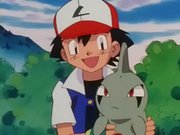 EP260 Ash con Larvitar