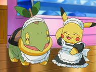 Turtwig y Pikachu vestidos de camareras.