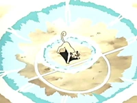 ...y luego la arroja hacia el suelo generando una gran ola.