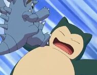 Nidoqueen de Gary usando doble patada sobre el Snorlax de Ash.