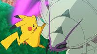 Golisopod de Guzma/Guzman usando Golpe mordaza contra el Pikachu de Ash.