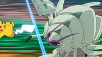 Golisopod de Guzma/Guzman usando Hidroariete contra el Pikachu de Ash en la Liga Regional de Alola.