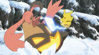 Pikachu de Ash usando cola férrea contra la Gourgeist de Jessie.