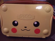 Una consola Sega Pico edición especial Pikachu.