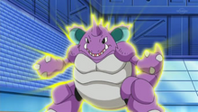 Nidoking de Paul/Polo usando tierra viva. Su cuerpo se ilumina...