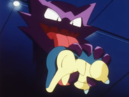 Haunter de Morty/Morti usando lengüetazo contra el Cyndaquil de Ash.