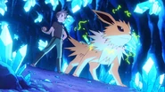 Trace junto a Jolteon dentro de la Cueva Celeste.