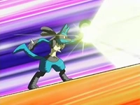 Lucario de Maylene/Brega usando palmeo contra el Piplup de Dawn/Maya.