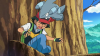 Gible mordiendo cariñosamente a Ash.