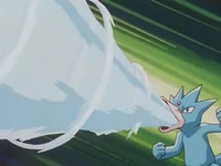 Golduck de Trixie usando pistola agua.