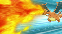 Charizard de Ash usando lanzallamas.