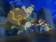 Dusknoir protegiendo a Ash y a Angie de ser absorbidos al mundo de los espíritus.