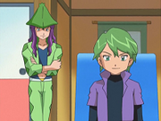 Drew y  viendo a  por TV.