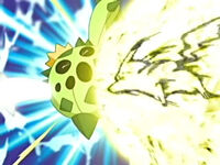 Pikachu de Ash usando placaje eléctrico contra el Cacnea de James.