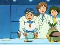 Yuzo sujetando a Piplup.