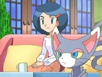 Viendo a Dawn/Maya en televisión.