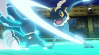 Frogadier de Ash usando golpe aéreo contra el Meowstic macho de Olympia/Ástrid.