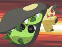 Mawile de Samantha usando mordisco contra el Cacnea de James.