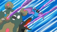 Un Garbodor, Salandit y Zubat usando tóxico.
