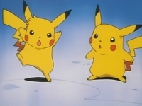 Sparky junto al Pikachu de Ash.