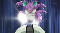 Nidoking de Paul/Polo usando doble patada contra el Registeel de Brandon/Valente.