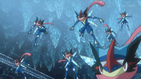 Greninja Ash usando doble equipo.