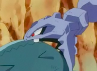 Steelix de Yasmina usando triturar sobre el robot Wobbuffet del Team/Equipo Rocket.