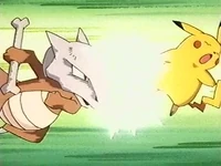 Marowak de Luana usando golpe cuerpo contra el Pikachu de Ash.