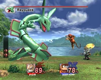Rayquaza luchando contra Fox y Diddy Kong en Super Smash Bros. Brawl.