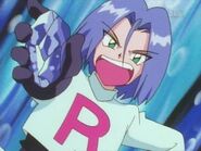 James del Team/Equipo Rocket con una piedra agua.