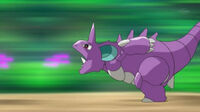 Un Nidoking usando picotazo veneno.