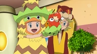 EP885 Clem disfrazada de Ludicolo.png (114 kB) Bonnie/Clem disfrazada de Ludicolo, con Dedenne de Corphish.