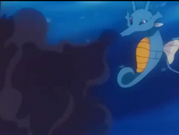 Kingdra de Christopher usando pantalla de humo.